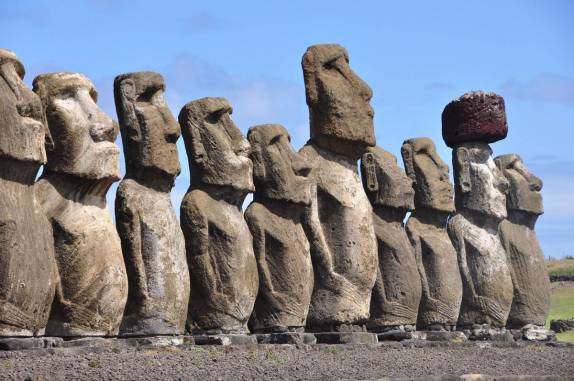 Os Moais de Tongariki, destruídos por um tsunami em 1960 e restaurados por arqueólogos japoneses na década de 90, em Rapa Nui (ou Ilha de Páscoa), território chileno no meio do Oceano Pacífico